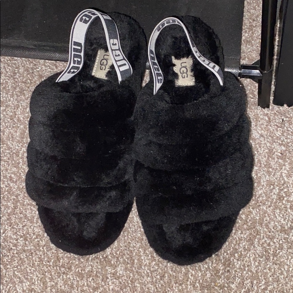 BLACK UGG SLIDES
